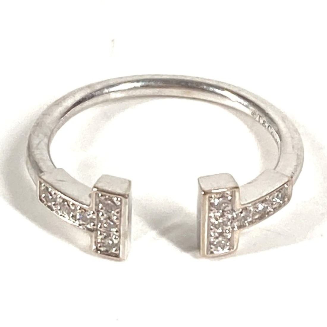 TIFFANY&Co. Tiffany & Co. Jewelry Accessories T Wire Diamond Logo 750 Gold 18K Ring Au750 Women's: --- Catalog ---Category: SizeJP Size: 8US Size: 4.5Category: DesignType: Band ringColor: SilverGender: WomenMaterial: White gold (18K)Category: GeneralBrand: TiffanyCountry of Origin: Japan--- Item Li
