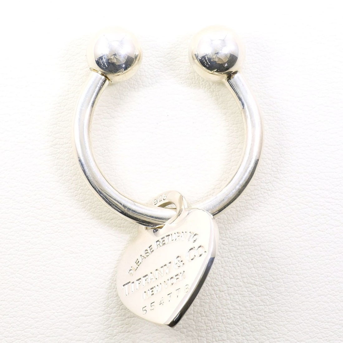 Tiffany & Co. Return to the World Keyring, Silver, Total Weight 20.2g, Jewelry: --- Catalog ---Category: SizeSize (HxWxD): 5.1cm x 3cm / 2'' x 1.18''Category: DesignType: KeyringGender: WomenMaterial: Silver 925Category: GeneralBrand: Tiffany--- Item List ---Section: ConditionRan