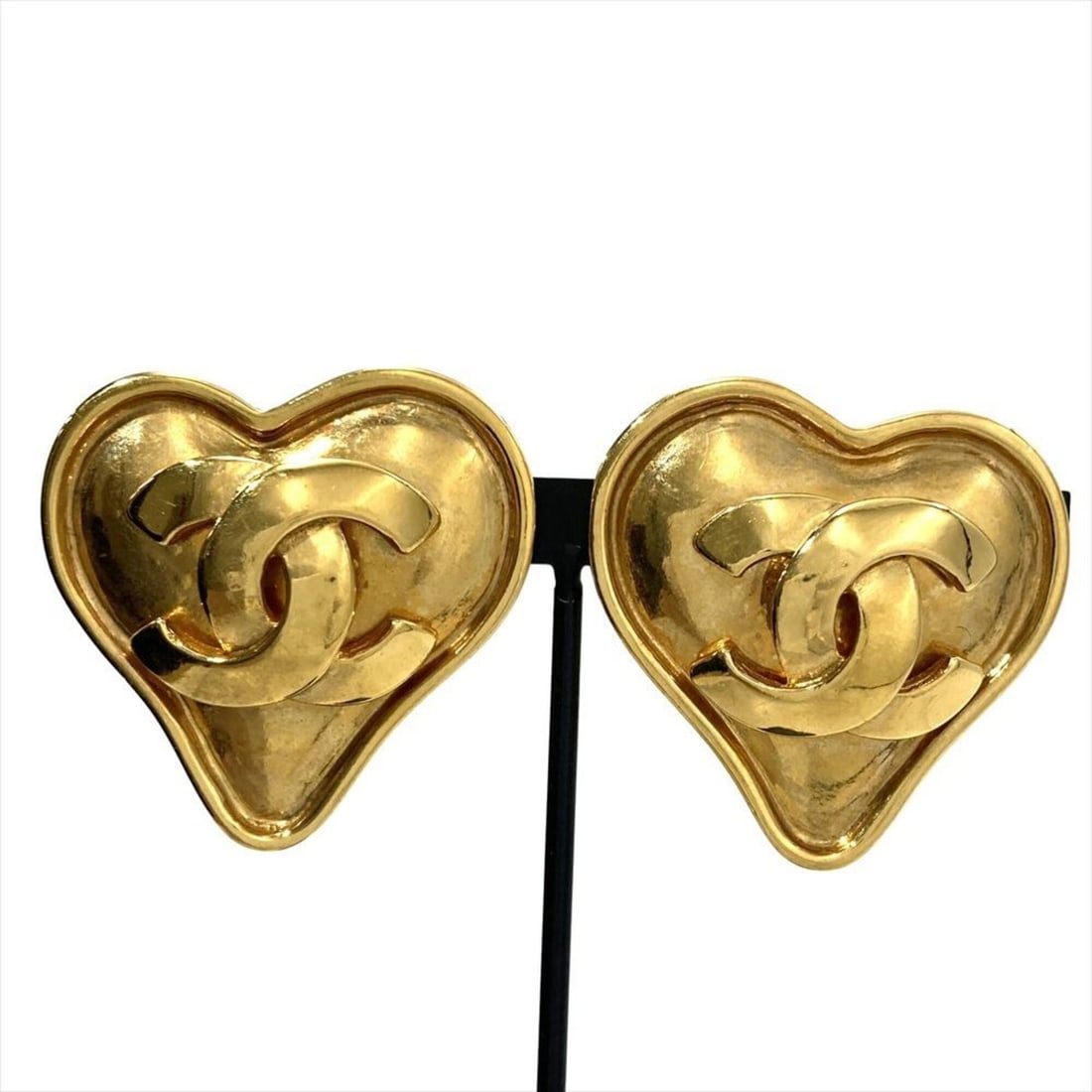 Chanel Coco Mark Heart Earrings, Gold Hardware, 95p (Women's): --- Catalog ---Category: SizeSize (HxWxD): 37.00mm x 32.00mm x 7.00mm / 1.46'' x 1.26'' x 0.28''Category: DesignType: Clip earringsColor: GoldGender: WomenMaterial: Gold platingCategory: GeneralBrand: