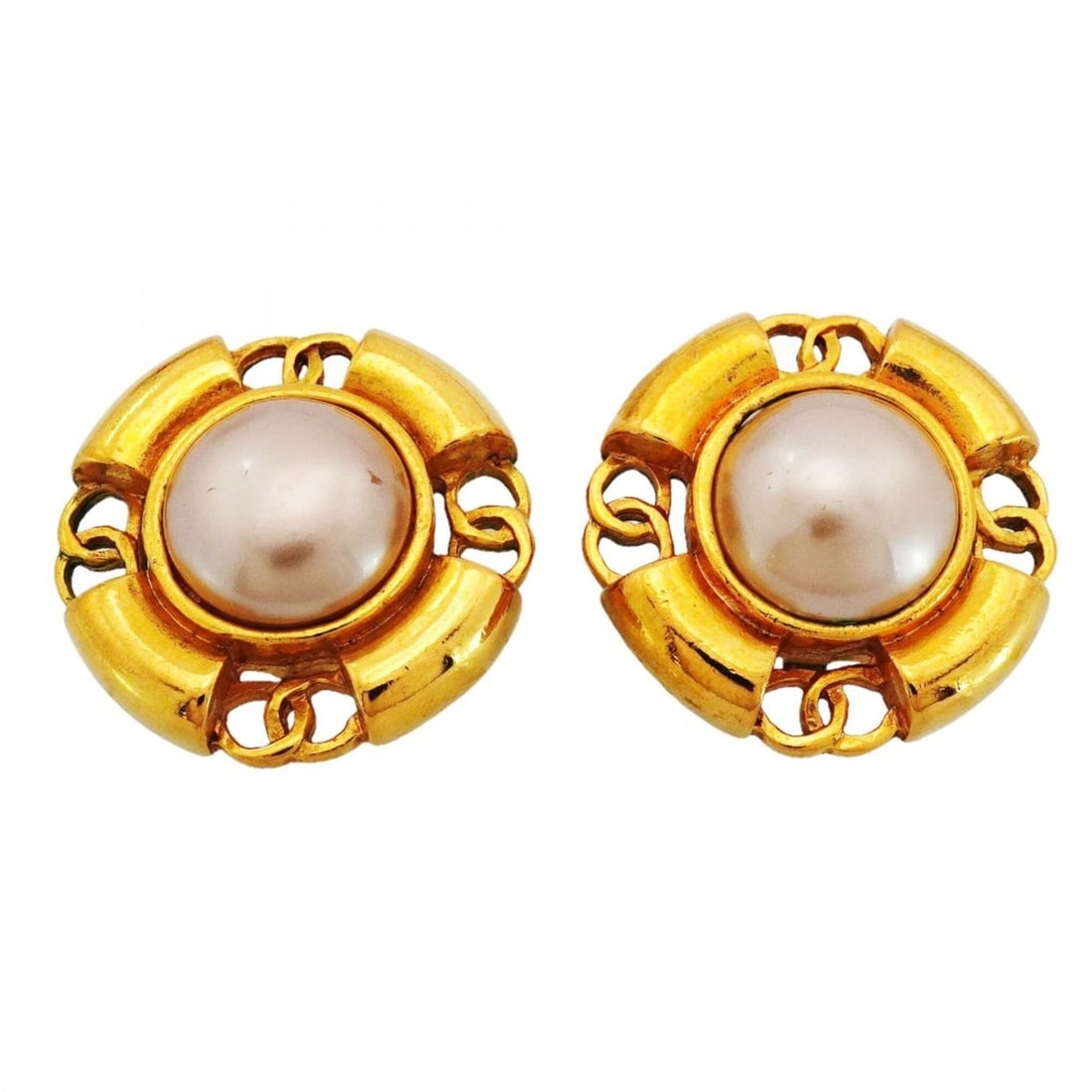 Chanel earrings, Coco Mark design, GP plated, faux pearl, gold, women's.: --- Catalog ---Category: SizeSize (HxWxD): 31.50mm x 31.20mm / 1.24'' x 1.23''Category: DesignType: Clip earringsColor: GoldGender: WomenMaterial: Gold platingCategory: GeneralBrand: Chanel--- Item