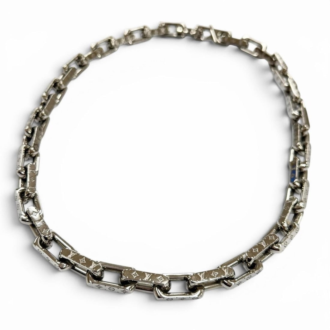 LOUIS VUITTON (Louis Vuitton) 2021 model M00307 Collier Chain Monogram Necklace, Silver, Made in: --- Catalog ---Category: SizeNeck Circumference: 54 cm / 21.25''Category: DesignColor: SilverGender: MenNecklace Type: NecklaceCategory: GeneralMPN: M00307Brand: Louis VuittonCountry of Origin: Italy-