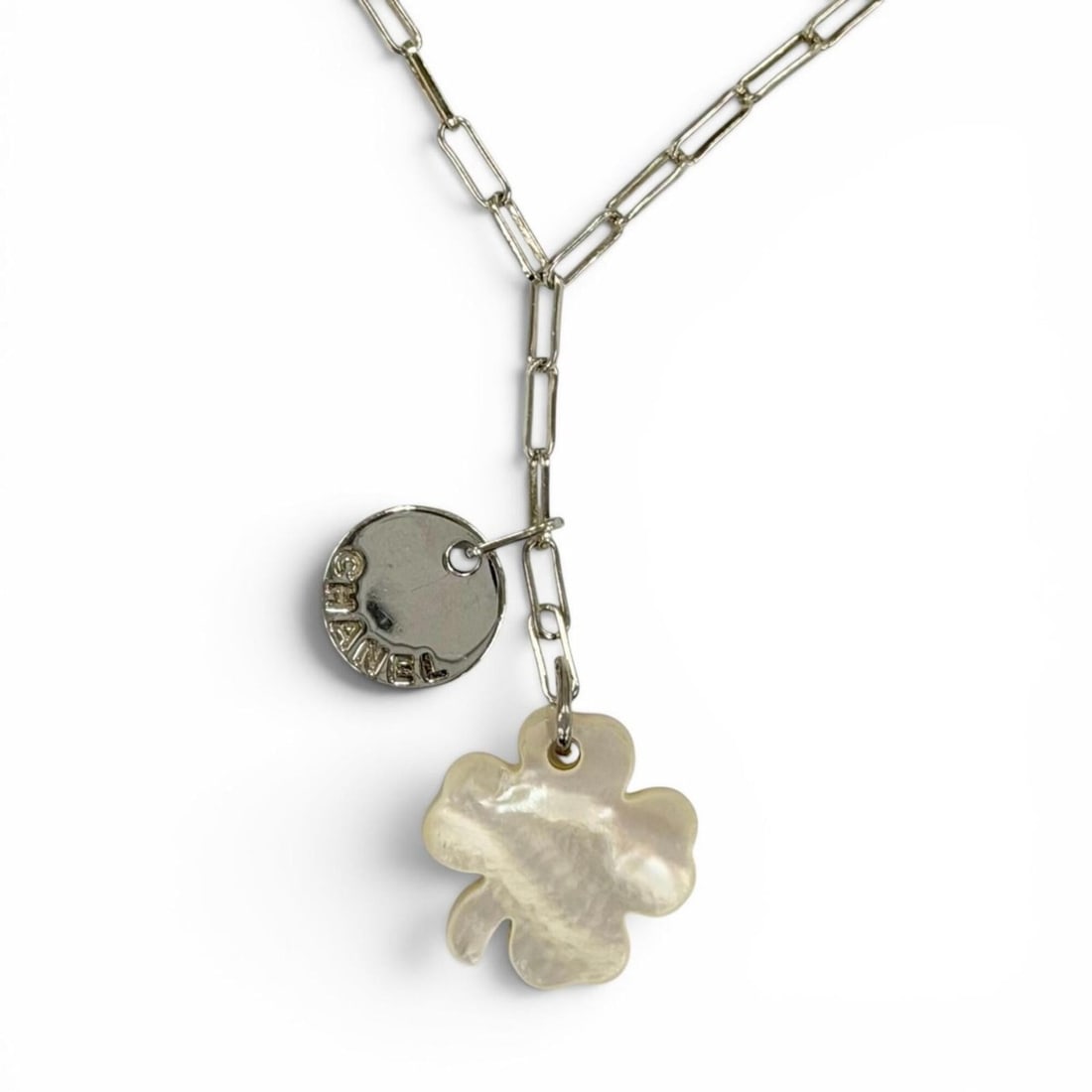 CHANEL 925 Shell Clover Logo Pendant Necklace, Silver, Weight 8.5g, Women's Accessory: --- Catalog ---Category: SizePendant Size: 18mm x 18mm / 0.7'' x 0.7''Neck Circumference: 44 cm / 17.32''Category: DesignColor: SilverGender: WomenMaterial: Shell, Silver 925Necklace Type: NecklaceCat