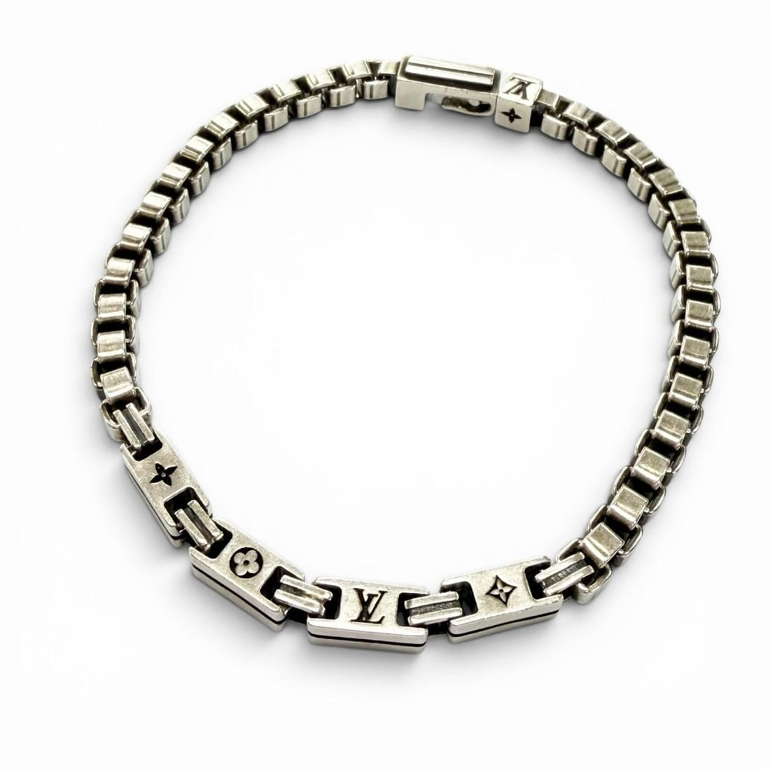 LOUIS VUITTON Louis Vuitton 2025 model M1149L LV Tailor AG925 Bracelet Silver L Made in Italy Weight: --- Catalog ---Category: SizeLength: 23cm / 9.05''Category: DesignType: Charm braceletColor: SilverGender: MenMaterial: Silver 925Category: GeneralMPN: M1149LBrand: Louis VuittonCountry of Origin: Ita