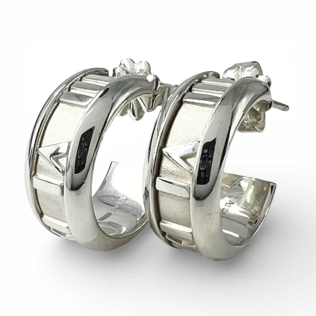 TIFFANY&Co. Tiffany Atlas 925 Hoop Earrings (Pair) - Silver, Comes with Box Women's: --- Catalog ---Category: SizeSize (HxWxD): 40.00mm x 5.00mm / 1.57'' x 0.20''Category: DesignType: Stud earringsColor: SilverGender: WomenMaterial: Silver 925Category: GeneralBrand: Tiffany--- Item Li