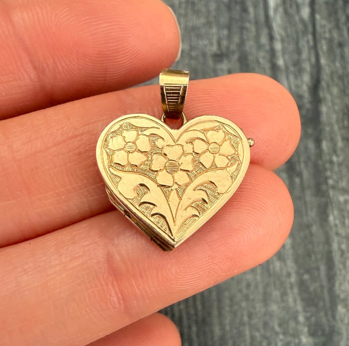 Vintage Chased Floral Motif Heart Locket in 14K Gold (S): A 14K gold heart-shaped locket featuring intricate chased floral engravings.