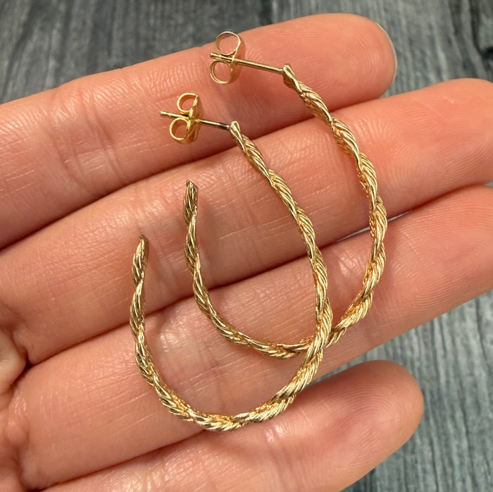 Vintage 14K Gold Rope Chain Hoop Earrings: Classic 14K yellow gold hoop earrings with a twisted rope design.