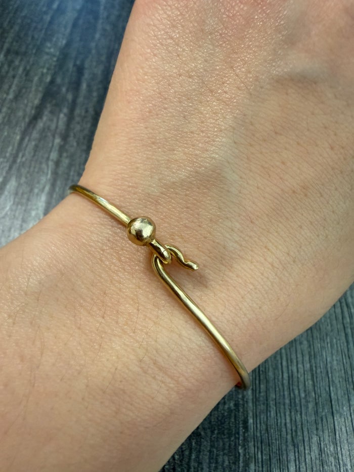 Vintage 14K Gold Hook and Wire Bangle Bracelet: A minimalist 14K yellow gold bangle featuring a secure hook and wire closure.