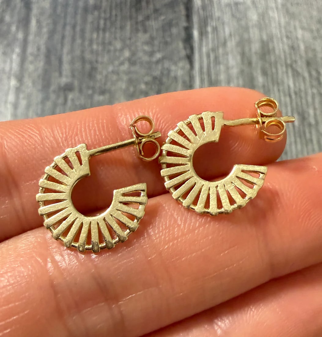 Flat 14K Gold Curved Track Huggie Earrings: Metal: 14K Yellow Gold Weight: 2 gramsMeasurements: 0.6 inches long Markings: "ITALY 14KT"Condition: In very good condition with only minor surface wear.