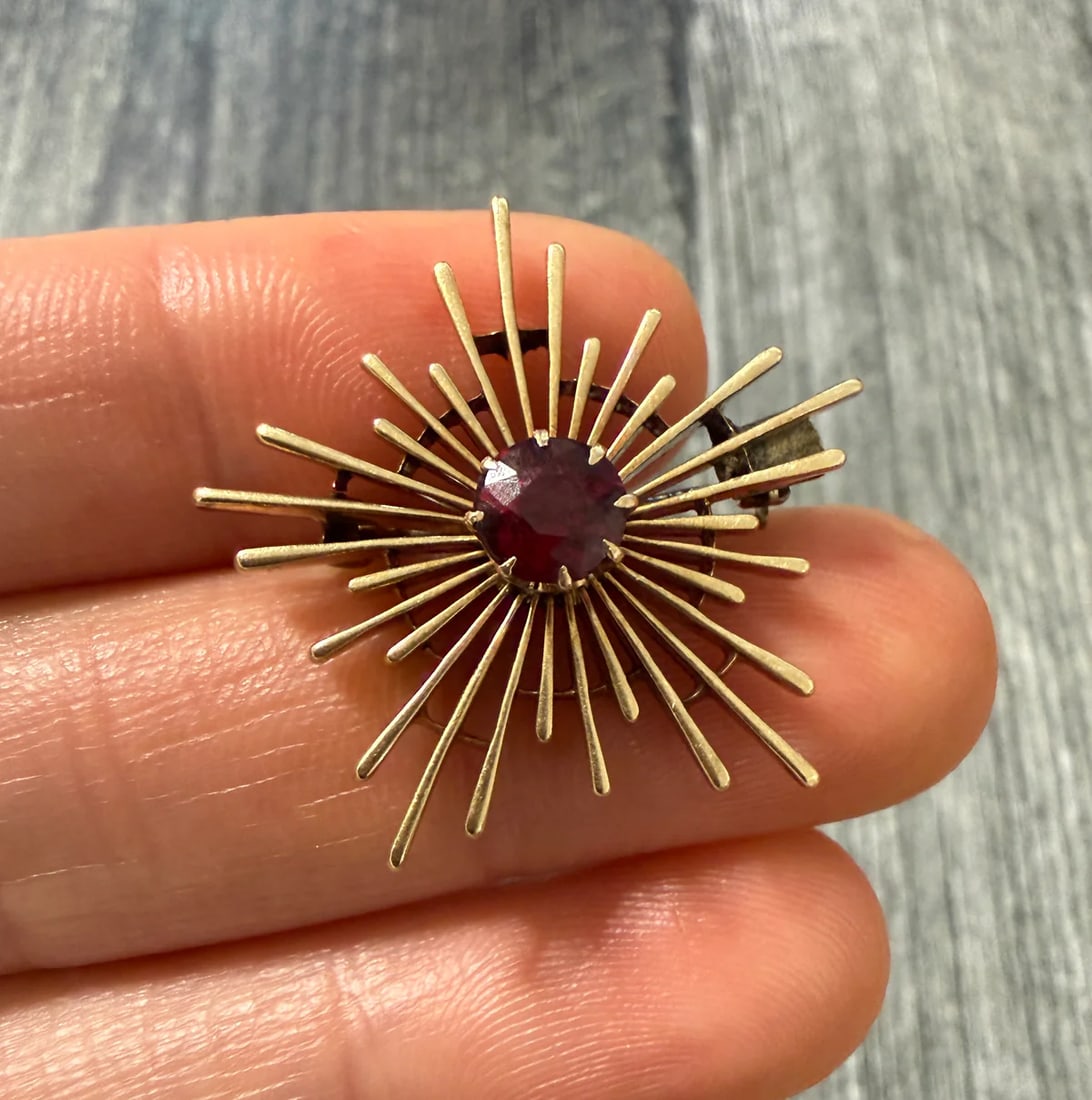 Antique Garnet and 14K Gold Starburst Pin: Metal: 14K Yellow Gold Weight: 5.3 gramsMeasurements: 1.1 inches long by 1.2 inches wideMarkings: None