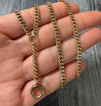 Art Deco 14K Gold Curb Link Lariat Chain: A sophisticated 18.75" Art Deco era lariat-style necklace featuring classic curb links in 14K yellow gold.