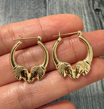 Vintage 14K Gold Horse Head Hoop Earrings: Detailed 14K yellow gold hoops featuring intricately cast horse heads meeting at the closure.