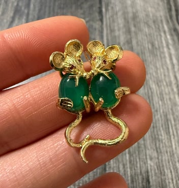 Chrysoprase and 14K Gold Mouse Pendant: A playful 14K gold pendant featuring a mouse carved from green chrysoprase stone.