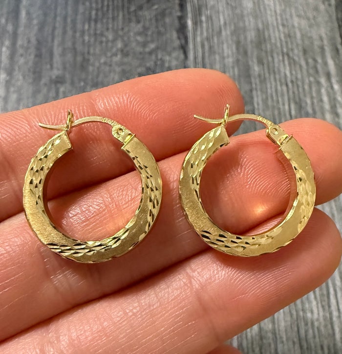 Matte Finish 14K Gold Straight Edge Hoop Earrings: Minimalist 14K yellow gold hoop earrings featuring a modern matte finish and a sleek straight-edge design.
