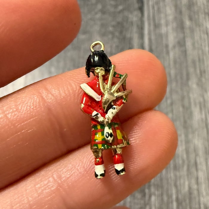 Enamel Scottish Bagpiper Charm in 9K Gold: 9K gold charm with enamel detailing of a Scottish bagpiper.