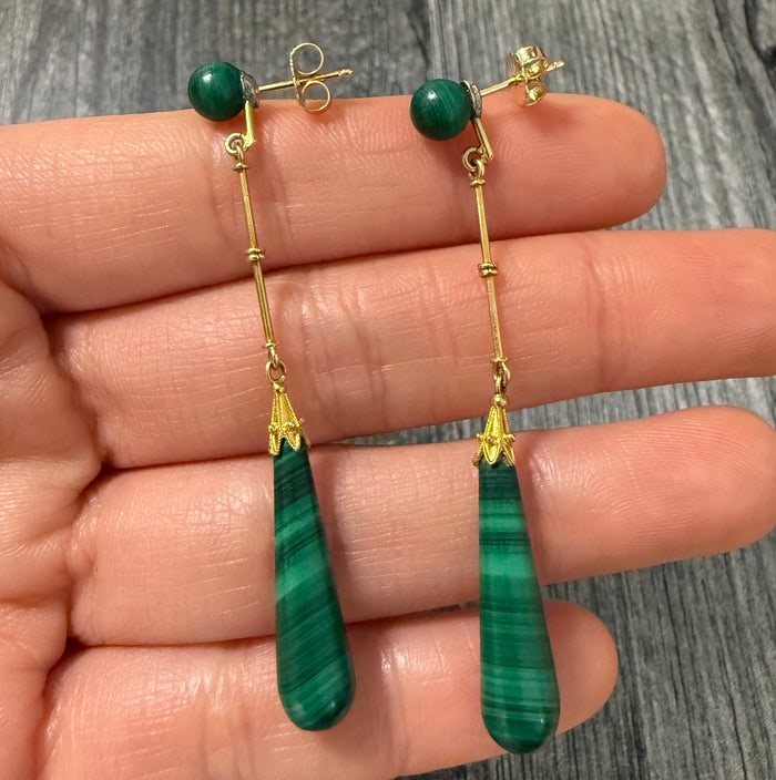 Vintage Malachite and 14K Gold Long Dangling Earrings (S): Long vintage dangling earrings made of malachite and 14K gold.