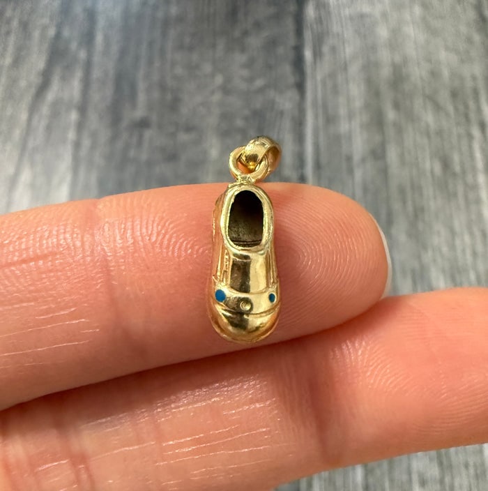 Vintage 14K Gold Ballet Flat Shoe Charm (S): Delicate 14K gold charm shaped like a ballet slipper.