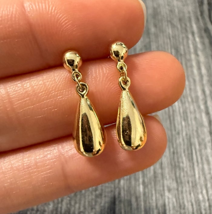 14K Gold Tear Drop Dangle Earrings (S): Simple and elegant teardrop-shaped dangle earrings in 14K gold.