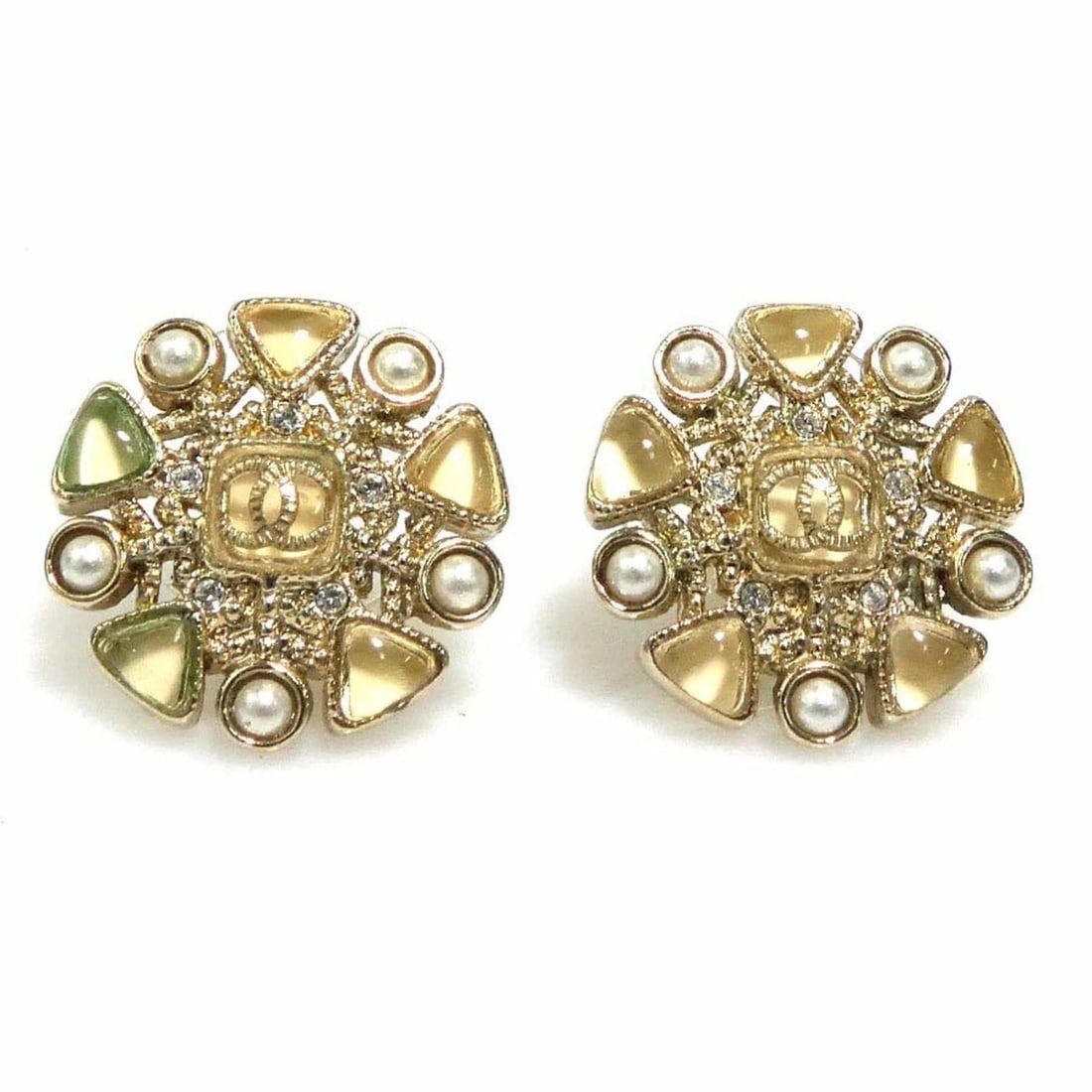 Chanel earrings, metal, faux pearl, resin, gold, women's, h32194a: --- Catalog ---Category: DesignType: Stud earringsColor: GoldGender: WomenMaterial: Artificial pearl, Metal, ResinCategory: GeneralBrand: ChanelCountry of Origin: France--- Item List ---Section: Condi