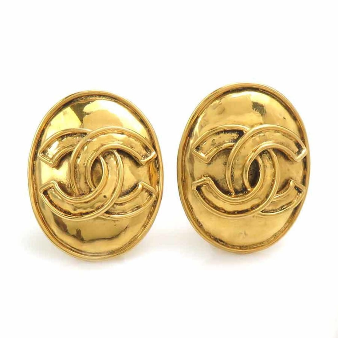Chanel earrings, Coco Mark design, metal, gold, women's, e61853a: --- Catalog ---Category: SizeSize (HxWxD): 33.00mm x 28.00mm / 1.30'' x 1.10''Category: DesignType: Clip earringsColor: GoldGender: WomenMaterial: MetalCategory: GeneralBrand: ChanelCountry of