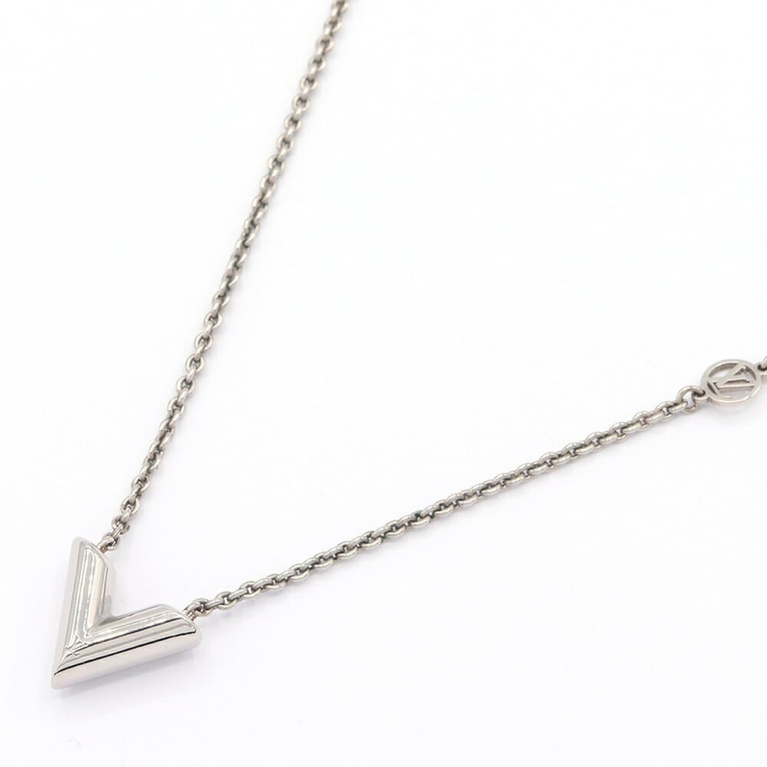 Louis Vuitton Essential V Necklace M63197 Silver Metal Pendant LV Women's LOUIS VUITTON: --- Catalog ---Category: SizeWeight: 10.8g / 0.38oz.Pendant Size: 13mm x 16mm / 0.51'' x 0.62''Neck Circumference: 40 cm - 45 cm / 15.74'' - 17.71''Category: DesignColor: SilverGender: WomenClosure: S