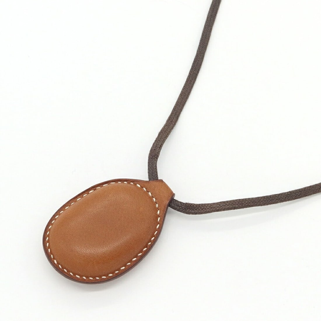 Hermes Necklace, Brown Leather Pendant Choker, Vintage, Women's: --- Catalog ---Category: SizePendant Size: 51mm x 33mm / 2'' x 1.29''Neck Circumference: 97 cm / 38.18''Category: DesignColor: BrownGender: WomenMaterial: LeatherPendant Type: PendantNecklace Type: Ne