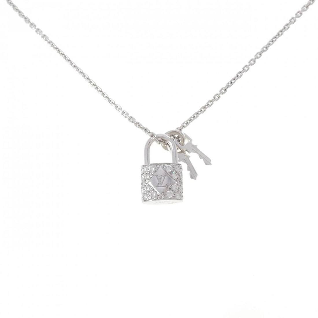 Louis Vuitton Pendentif Lockit Necklace: --- Catalog ---Category: SizePendant Size: 16mm x 9.8mm / 0.62'' x 0.38''Neck Circumference: 46 cm / 18.11''Category: DesignStone: DiamondGender: WomenMaterial: White gold (18K)Pendant Type: