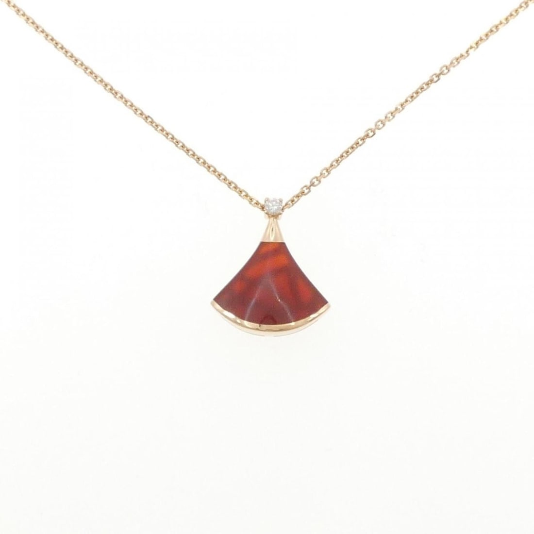 Bvlgari Diva's Dream Necklace: --- Catalog ---Category: SizePendant Size: 15.9mm x 13.7mm / 0.62'' x 0.53''Neck Circumference: 41 cm - 43 cm / 16.14'' - 16.92''Category: DesignStone: Carnelian, DiamondGender: WomenMaterial: Pink