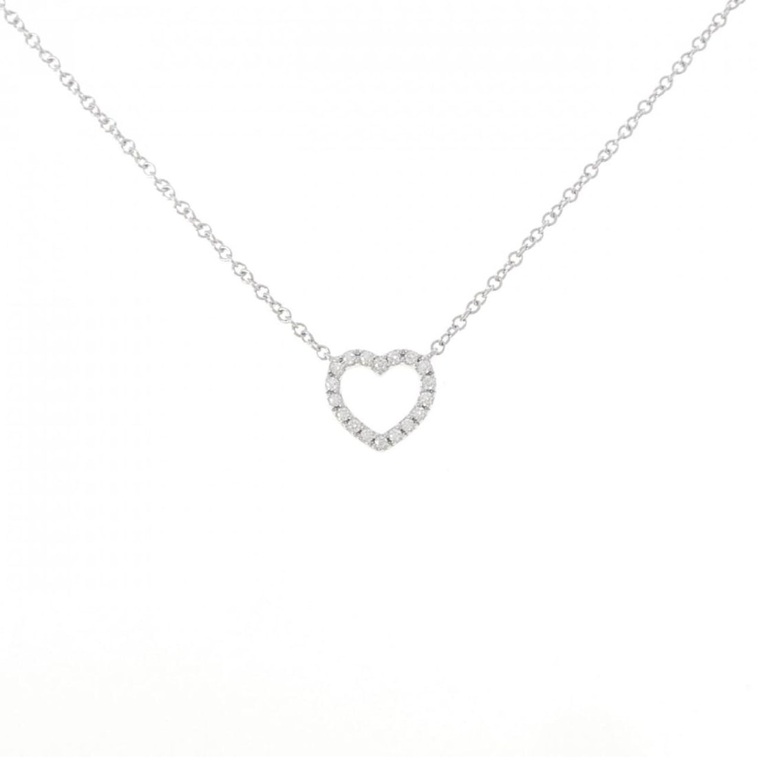 Tiffany Metro Heart Mini Necklace: --- Catalog ---Category: SizePendant Size: 7.4mm x 7.8mm / 0.29'' x 0.3''Neck Circumference: 41 cm / 16.14''Category: DesignColor: White goldGender: WomenMaterial: White gold (18K)Pendant Type: Pendan