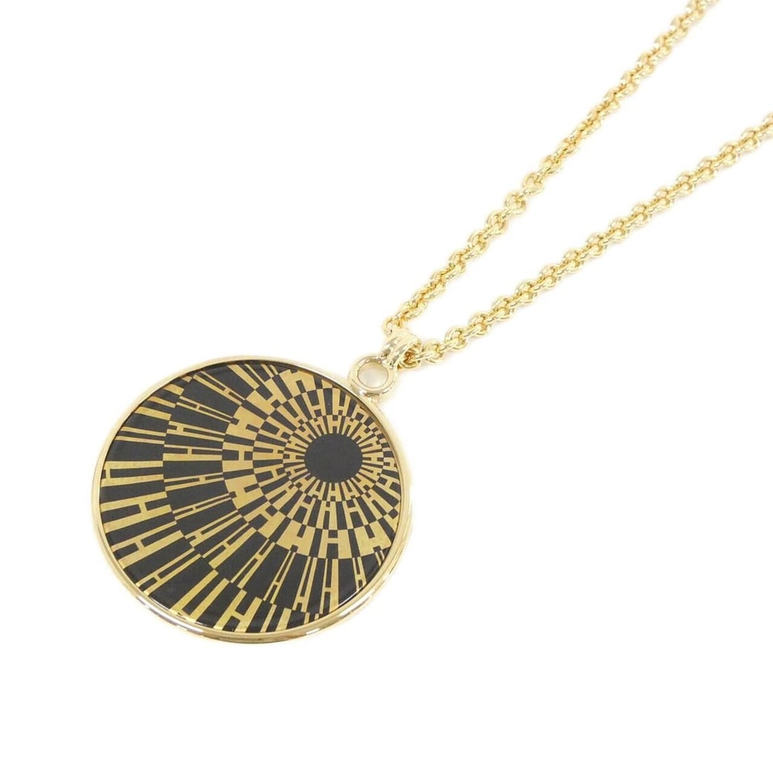 Hermes OP'H Medal GM 972313FE Necklace: --- Catalog ---Category: SizePendant Size: 40mm x 40mm / 1.57'' x 1.57''Neck Circumference: 75 cm / 29.52''Category: DesignColor: Black, JauneGender: Women,MenMaterial: PalladiumNecklace Type: