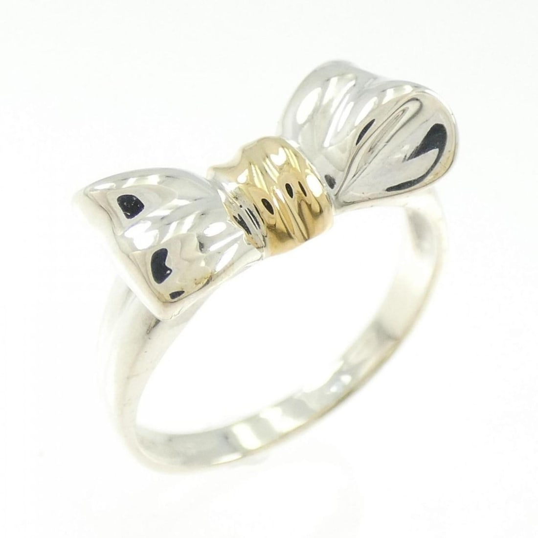 Tiffany Ribbon Ring: --- Catalog ---Category: SizeJP Size: 13.0US Size: 6.5Category: DesignType: Band ringGender: WomenMaterial: Silver 925, Yellow gold (18K)Category: GeneralBrand: Tiffany--- Item List ---Section: