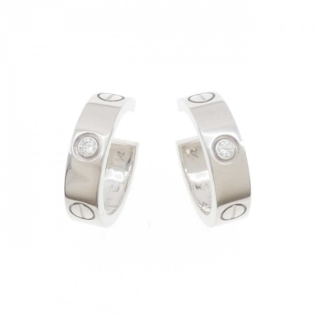 Cartier Love Earrings Half Diamond: --- Catalog ---Category: SizeSize (HxWxD): 20.60mm x 5.50mm / 0.81'' x 0.22''Category: DesignType: Stud earringsStone: DiamondGender: WomenMaterial: White gold (18K)Category: GeneralBrand: Cartier---