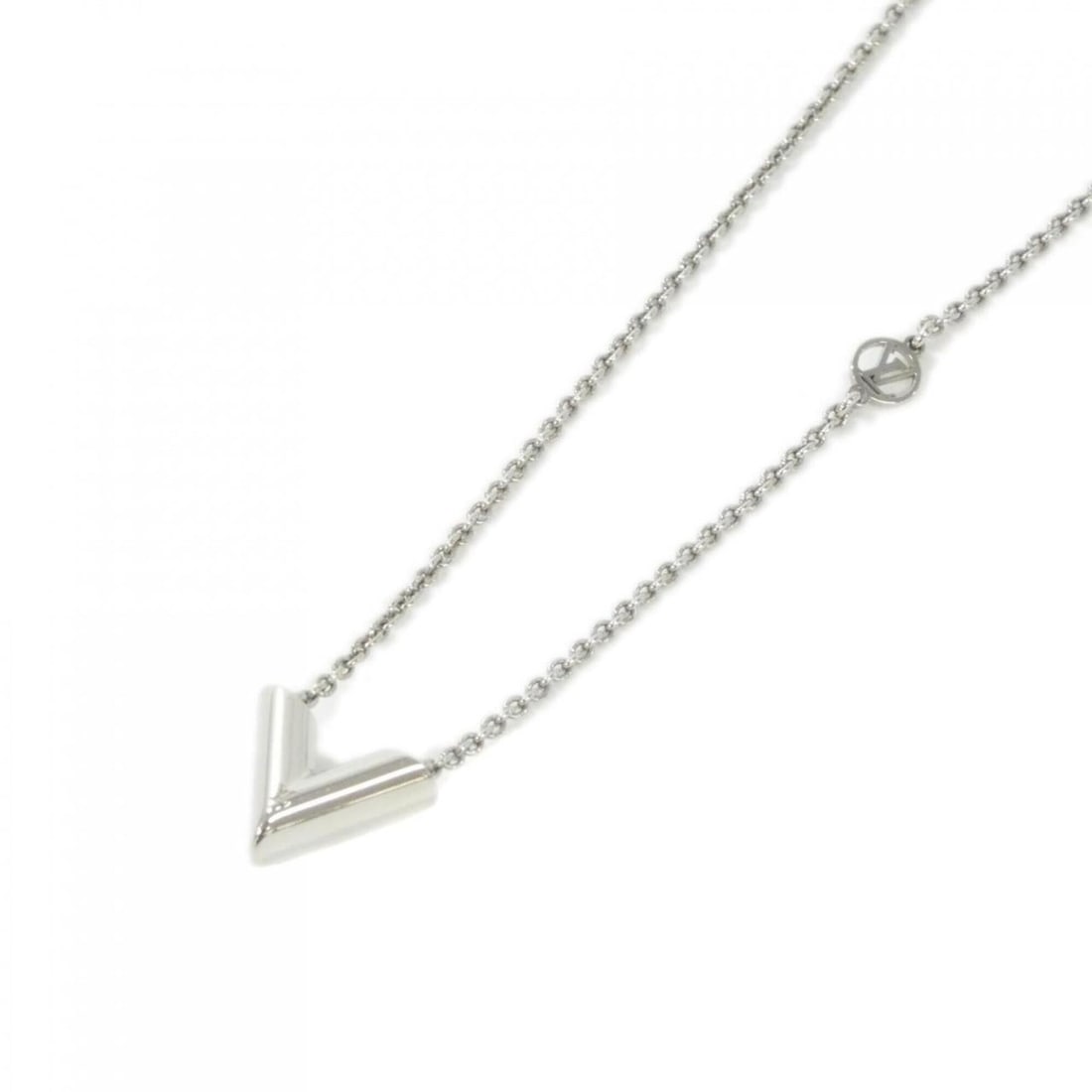 Louis Vuitton Essential V Necklace M63197: --- Catalog ---Category: SizePendant Size: 13mm x 16mm / 0.51'' x 0.62''Neck Circumference: 39 cm - 45 cm / 15.35'' - 17.71''Category: DesignColor: SilverGender: WomenNecklace Type: NecklaceCategory: