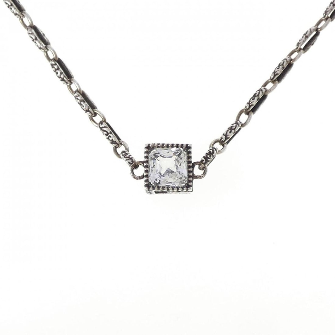 Gucci Quartz Necklace: --- Catalog ---Category: SizePendant Size: 10.1mm x 10.1mm / 0.39'' x 0.39''Neck Circumference: 42 cm - 45 cm / 16.53'' - 17.71''Category: DesignGender: WomenMaterial: Silver 925Pendant Type: