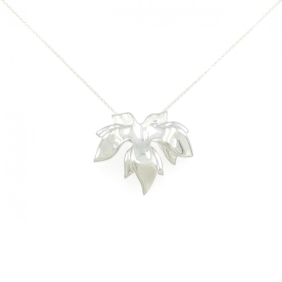 Tiffany & Co. Sterling Silver 925 Necklace: --- Catalog ---Category: SizePendant Size: 25.3mm x 30mm / 0.99'' x 1.18''Neck Circumference: 41 cm / 16.14''Category: DesignGender: WomenMaterial: Silver 925Pendant Type: PendantNecklace Type: