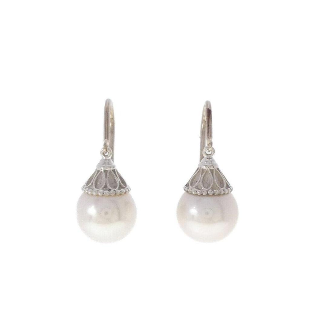 Tiffany & Co. Freshwater Pearl Earrings 9.9mm: --- Catalog ---Category: SizeSize (HxWxD): 14.40mm x 9.90mm / 0.57'' x 0.39''Category: DesignType: Stud earringsGender: WomenMaterial: Silver 925Category: GeneralBrand: Tiffany--- Item List
