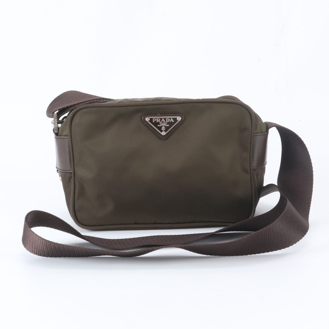Prada Tessuto Nylon Triangle Logo Leather Shoulder Bag, Crossbody Messenger Bag for Men: --- Catalog ---Category: SizeSize (HxWxD): 14cm x 20cm x 9cm / 5.51'' x 7.87'' x 3.54''Strap Length: 138cm / 54.33''Category: DesignType: Shoulder bagColor: Khaki brownGender: MenMaterial: Nylon , Lea