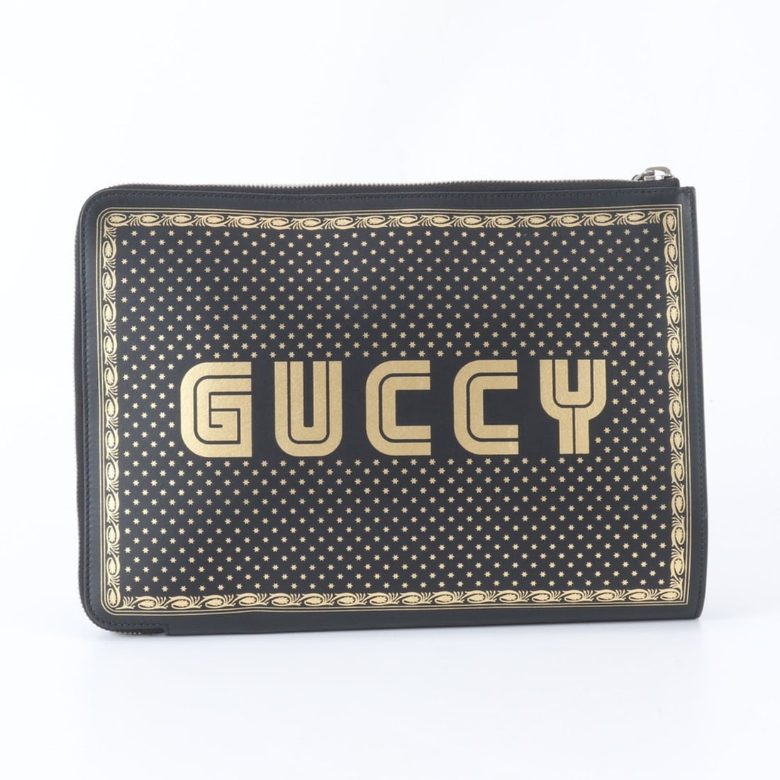 Gucci x SEGA Collaboration GUCCY Print 523441 Leather Handbag Clutch for Men: --- Catalog ---Category: SizeSize (HxWxD): 24cm x 34cm x 3cm / 9.44'' x 13.38'' x 1.18''Handle Length: 20cm / 7.87''Category: DesignType: HandbagColor: BlackGender: MenMaterial: Leather Category: Gene