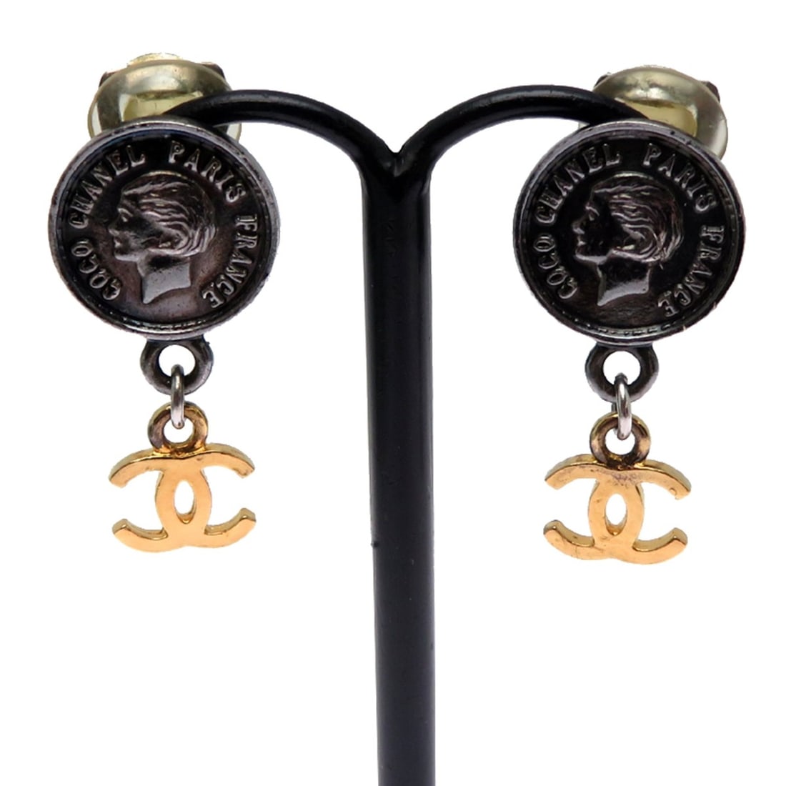 Chanel Coin Coco Mark Women's Earrings Metal: --- Catalog ---Category: DesignType: Clip earringsGender: WomenMaterial: MetalCategory: GeneralBrand: ChanelCountry of Origin: France--- Item List ---Section: ConditionRanking: Rank AB Used - Traces o