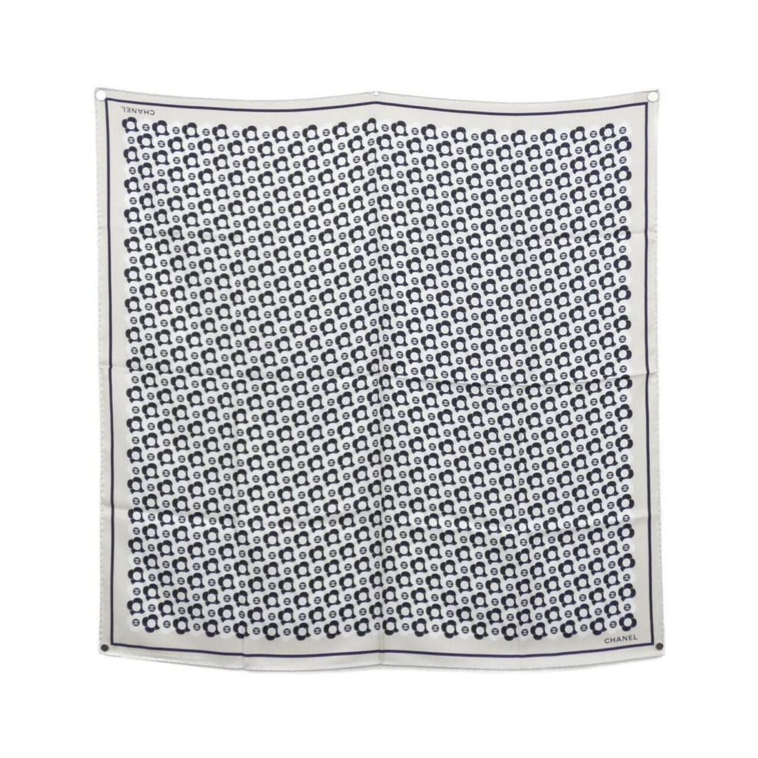 Chanel AA9564 Scarf/Muffler: --- Catalog ---Category: SizeSize (LxW): 90cm x 90cm / 35.43'' x 35.43''Category: DesignType: ScarfColor: Beige, Black, WhiteGender: WomenMaterial: Silk Category: GeneralMPN: AA9564Brand: Chanel---