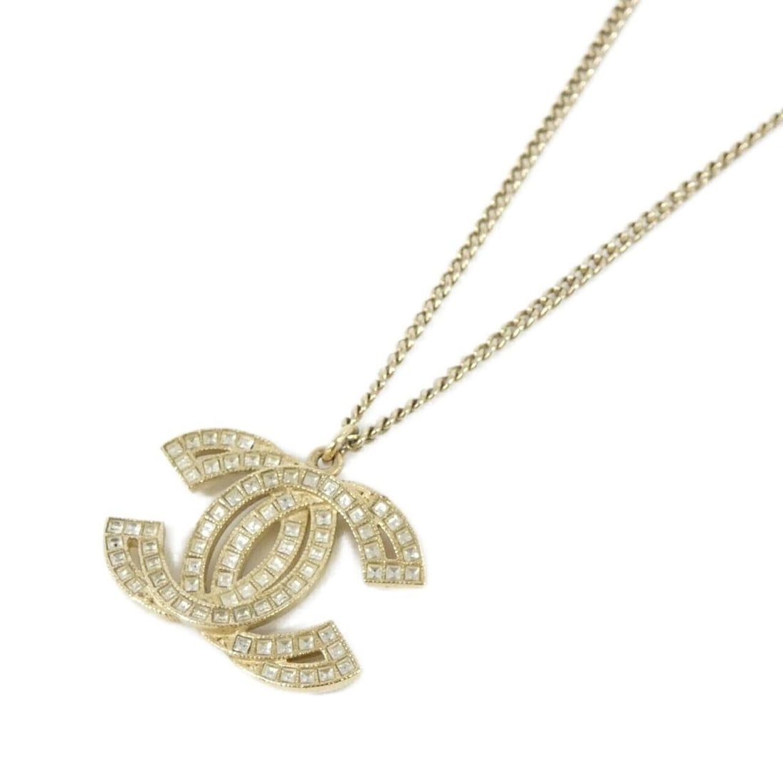 Chanel necklace: --- Catalog ---Category: SizePendant Size: 28mm x 30mm / 1.1'' x 1.18''Neck Circumference: 43 cm - 62 cm / 16.92'' - 24.4''Category: DesignColor: Clear, GoldGender: WomenNecklace Type:
