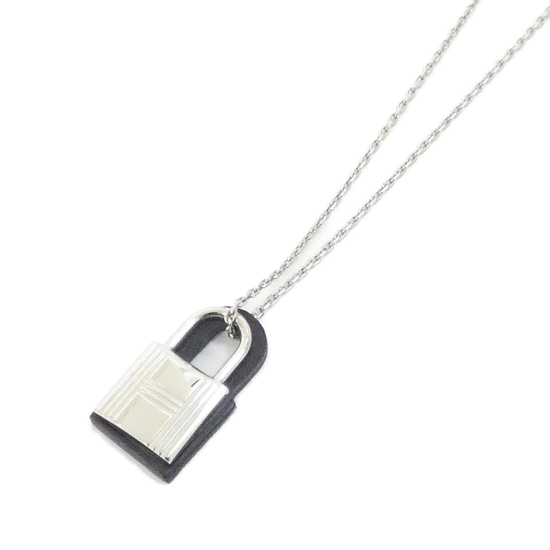 Hermes O'Kelly PM 078852CK Necklace: --- Catalog ---Category: SizePendant Size: 25mm x 14mm / 0.98'' x 0.55''Neck Circumference: 44.5 cm - 50 cm / 17.51'' - 19.68''Category: DesignColor: BlackGender: WomenMaterial: Swift leatherNecklace