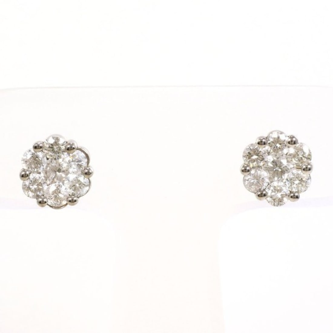 18K (18-karat white gold) earrings with 0.50 carat diamonds (x2), total weight approximately 2.1g,: --- Catalog ---Category: SizeWeight: 2.1g / 0.07oz.Category: DesignType: Stud earringsColor: White goldMetal: White GoldStone: DiamondGender: WomenMaterial: White gold (18K)Metal Purity: 18KWeight