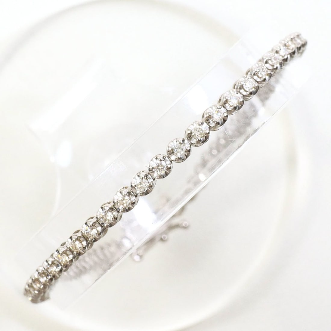 18K (18-karat white gold) bracelet with 1.00 ct diamond, total weight 5.3g, 17.5cm length, jewelry.: --- Catalog ---Category: SizeLength: 17.5cm / 6.88''Weight: 5.3g / 0.18oz.Category: DesignType: Charm braceletColor: White goldMetal: White GoldStone: DiamondGender: WomenMaterial: White gold (18K)Met