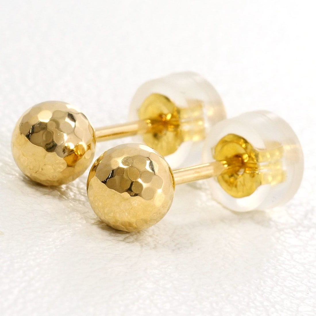 18K (18-karat) Yellow Gold Earrings, Total Weight 0.7g, Jewelry: --- Catalog ---Category: SizeWeight: 0.7g / 0.02oz.Category: DesignType: Stud earringsColor: Yellow goldMetal: GoldGender: WomenMaterial: Yellow gold (18K)Metal Purity: 18KCategory: GeneralBrand: Unbr