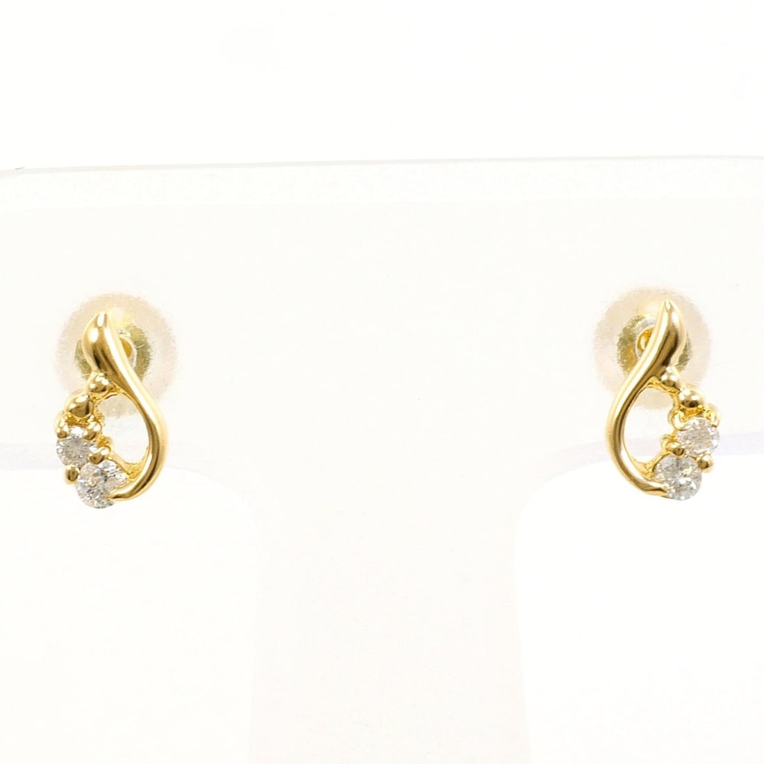 18K (18-karat) Yellow Gold (YG) Earrings with 0.05 ct Diamonds, Total Weight 0.7g, Jewelry: --- Catalog ---Category: SizeWeight: 0.7g / 0.02oz.Category: DesignType: Stud earringsColor: Yellow goldMetal: GoldStone: DiamondGender: WomenMaterial: Yellow gold (18K)Metal Purity: 18KWeight (ct.): 