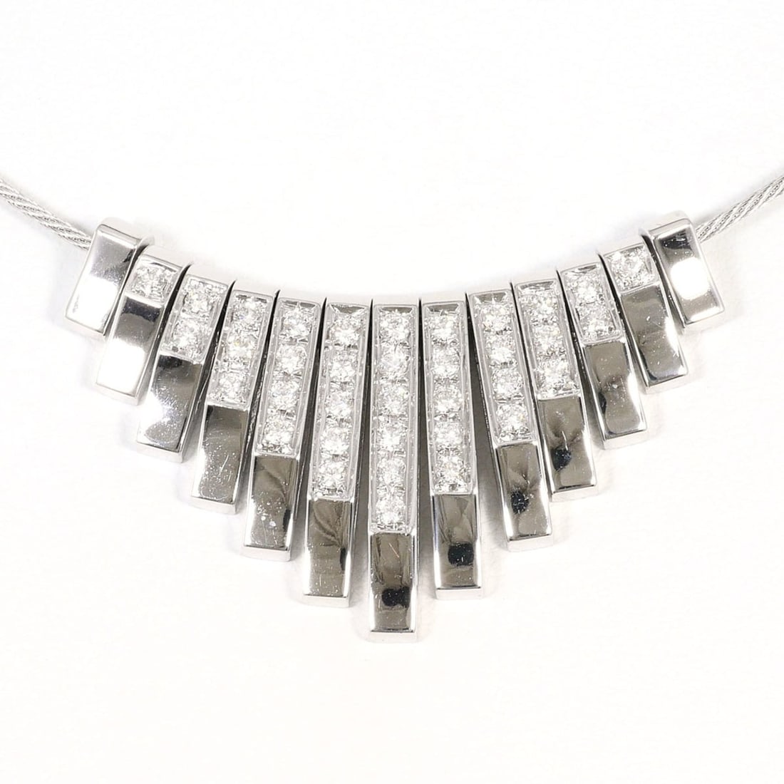 18K (18-karat white gold) necklace with 0.74ct diamond, total weight 17.9g, 39cm length. Jewelry.: --- Catalog ---Category: SizeWeight: 17.9g / 0.63oz.Pendant Size: 38mm x 21mm / 1.49'' x 0.82''Neck Circumference: 39 cm / 15.35''Category: DesignColor: White goldMetal: White GoldStone: DiamondGender