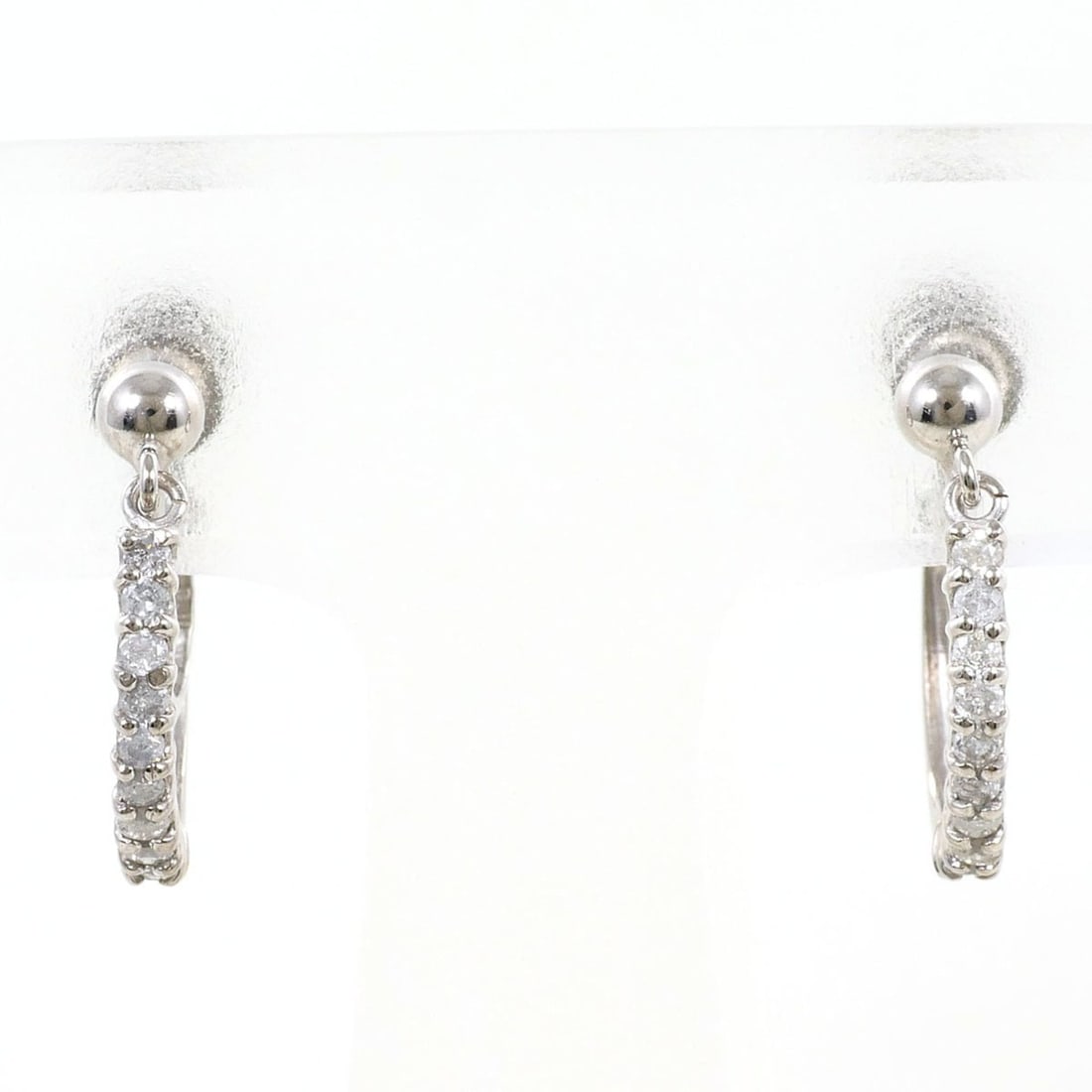 18K (18-karat white gold) WG (white earrings with 0.10ct diamonds, total weight 2.0g, jewelry.: --- Catalog ---Category: SizeWeight: 2g / 0.07oz.Category: DesignType: Clip earringsColor: White goldMetal: White GoldStone: DiamondGender: WomenMaterial: White gold (14K), White gold (18K)Metal Purit