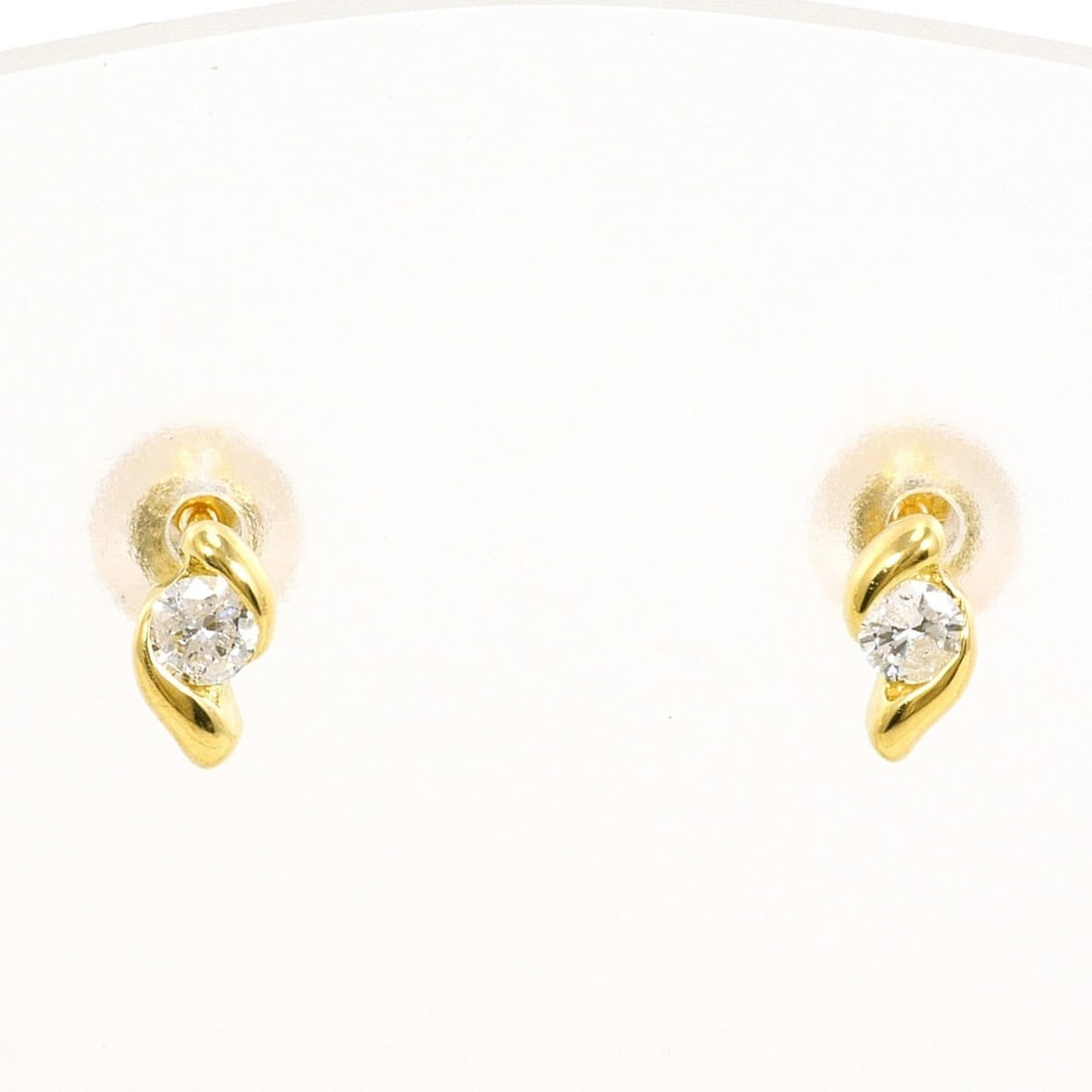 18K (18-karat) Yellow Gold (YG) Earrings with 0.05ct Diamonds, Total Weight 0.5g, Jewelry: --- Catalog ---Category: SizeWeight: 0.5g / 0.01oz.Category: DesignType: Stud earringsColor: Yellow goldMetal: GoldStone: DiamondGender: WomenMaterial: Yellow gold (18K)Metal Purity: 18KWeight (ct.): 