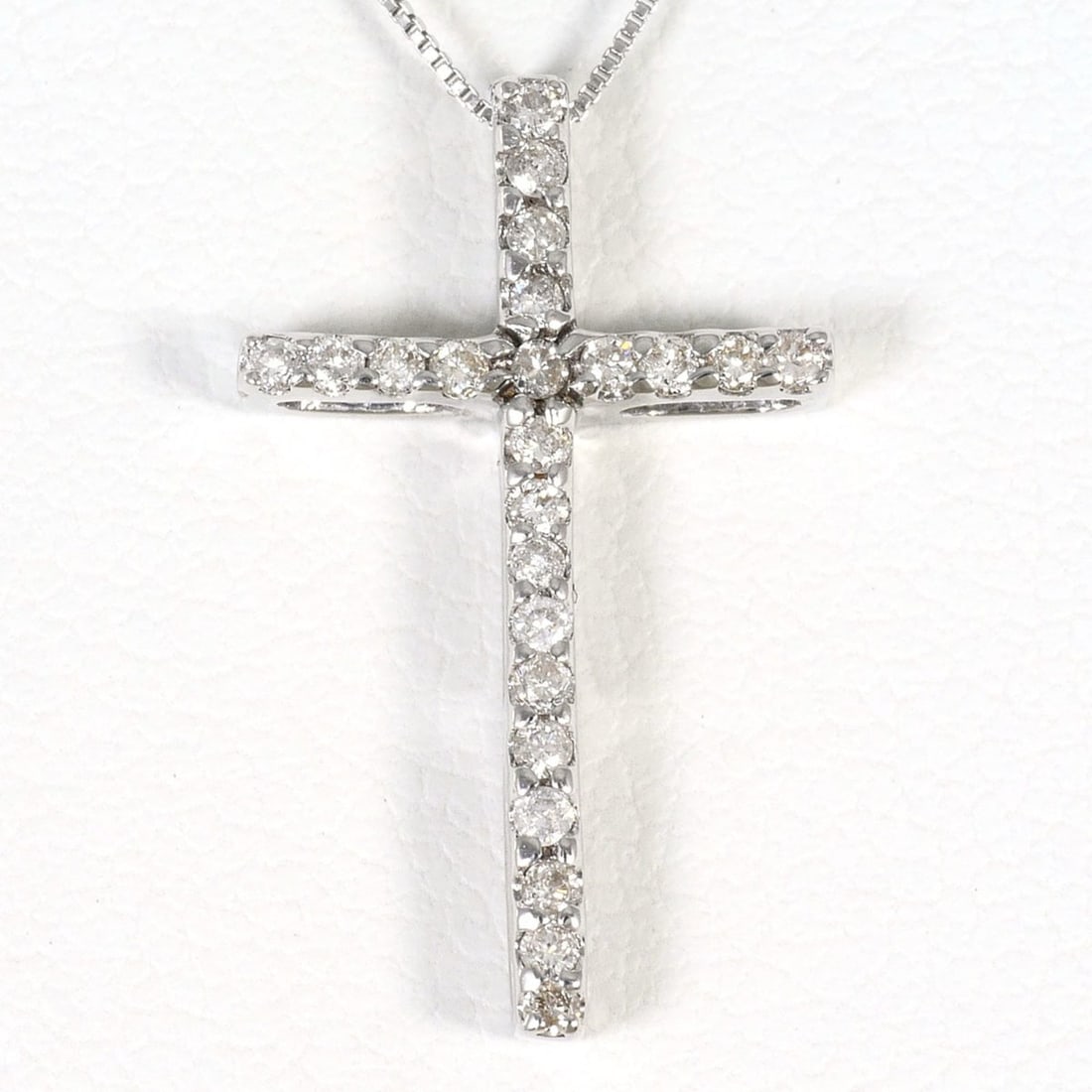 18K (18-karat white gold) necklace with 0.15ct diamond, total weight 1.9g, 39cm length. Jewelry. (1 of 13)