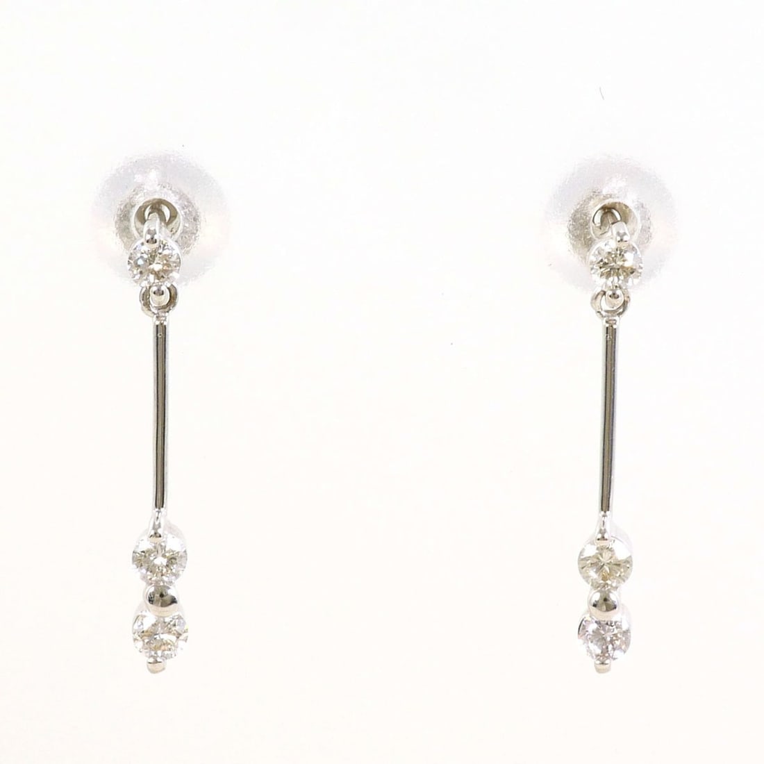 18K (18-karat white gold) earrings with 0.10ct diamonds, total weight 0.7g, jewelry.: --- Catalog ---Category: SizeWeight: 0.7g / 0.02oz.Category: DesignType: Stud earringsColor: White goldMetal: White GoldStone: DiamondGender: WomenMaterial: White gold (18K)Metal Purity: 18KWeight (ct